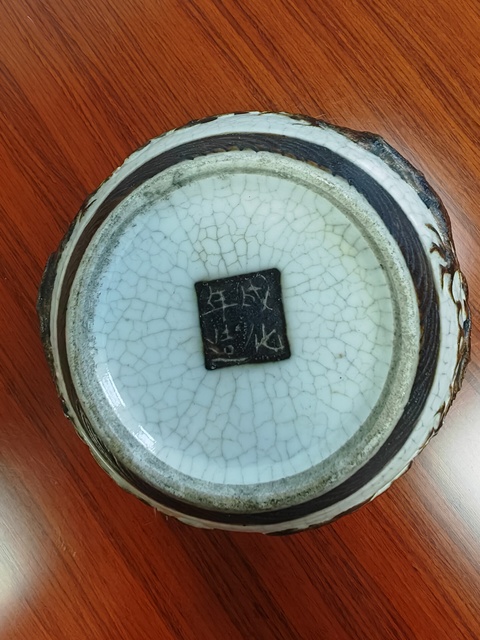 古玩陶瓷晚清哥釉鐵骨泥堆塑龍紋卷缸真品鑒賞圖