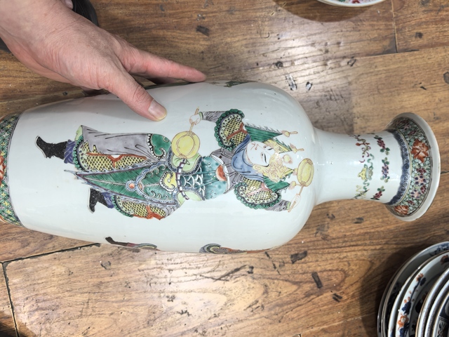 古玩陶瓷清晚期人物紋觀音瓶真品鑒賞圖