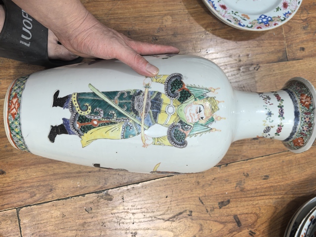 古玩陶瓷清晚期人物紋觀音瓶真品鑒賞圖