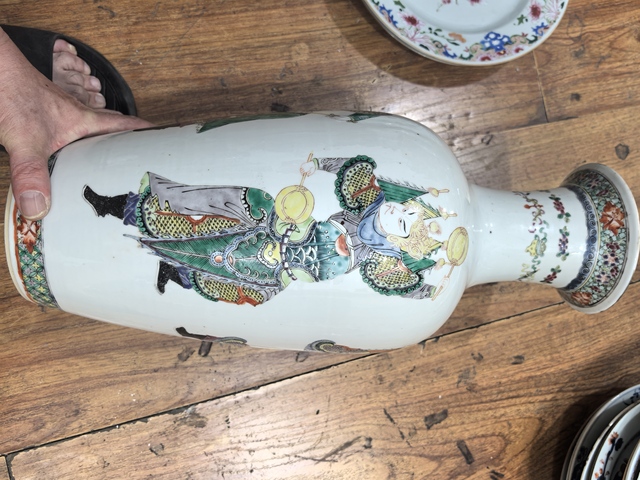古玩陶瓷清晚期人物紋觀音瓶真品鑒賞圖