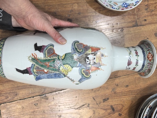 古玩陶瓷清晚期人物紋觀音瓶真品鑒賞圖
