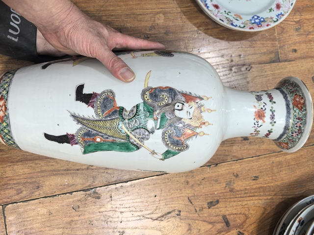 古玩陶瓷清晚期人物紋觀音瓶真品鑒賞圖