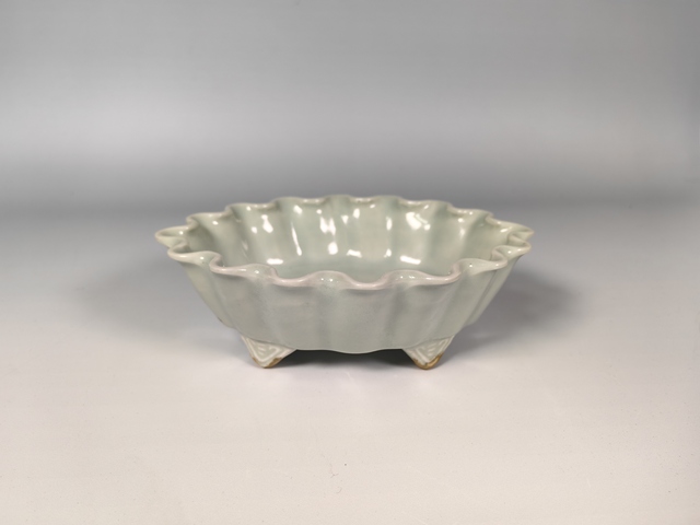 古玩陶瓷晚清民國粉青釉花口水仙盆真品鑒賞圖