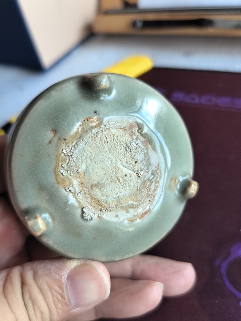 古玩陶瓷明龍泉窯三足小爐真品鑒賞圖