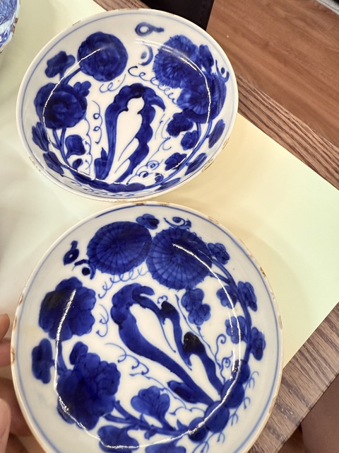 古玩陶瓷花卉紋青花盤真品鑒賞圖