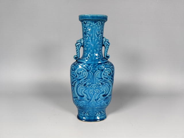 古玩陶瓷民國孔雀藍釉龍穿花獸耳賞瓶真品鑒賞圖