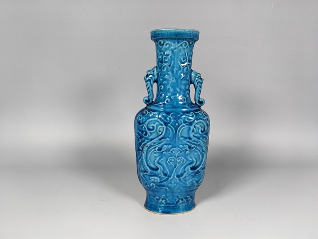 古玩陶瓷民國孔雀藍釉龍穿花獸耳賞瓶真品鑒賞圖