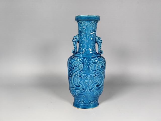 古玩陶瓷民國孔雀藍釉龍穿花獸耳賞瓶真品鑒賞圖