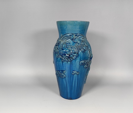 古玩陶瓷清中晚孔雀藍浮雕雙龍戲珠賞瓶真品鑒賞圖