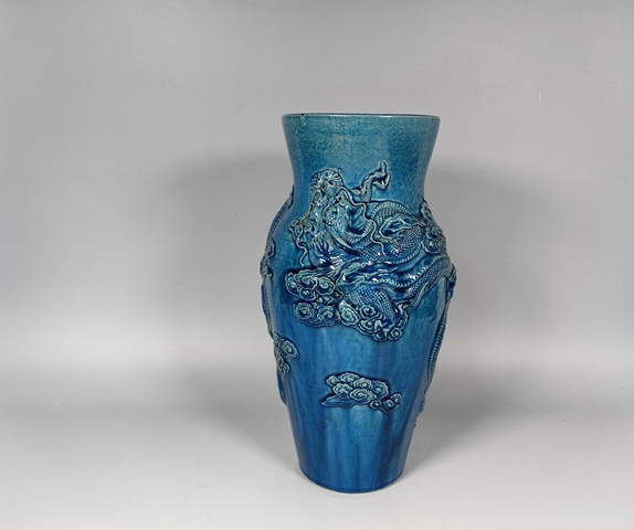 古玩陶瓷清中晚孔雀藍浮雕雙龍戲珠賞瓶真品鑒賞圖