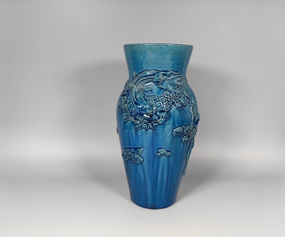 古玩陶瓷清中晚孔雀藍浮雕雙龍戲珠賞瓶真品鑒賞圖