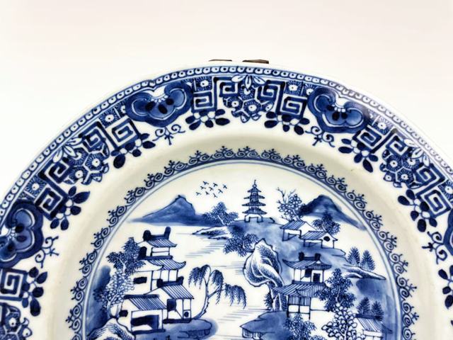 古玩陶瓷清乾隆·青花山水樓閣人物八方盤拍賣，當前價格0元