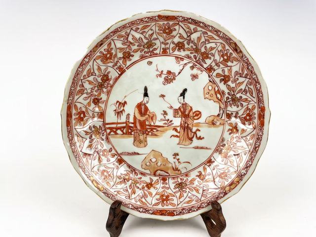古玩陶瓷清康熙·礬紅描金花鳥仕女圖花口盤真品鑒賞圖