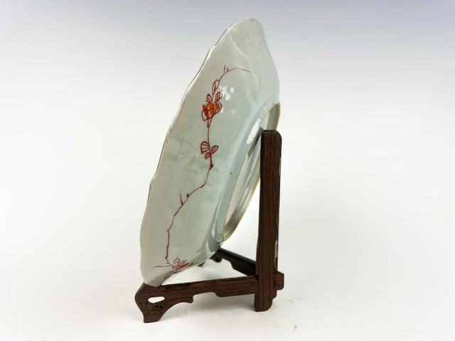 古玩陶瓷清康熙·礬紅描金花鳥仕女圖花口盤真品鑒賞圖