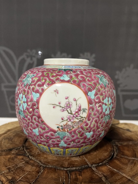 古玩陶瓷粉彩開窗花卉紋罐真品鑒賞圖
