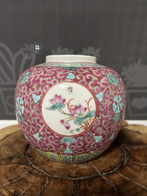 古玩陶瓷粉彩開窗花卉紋罐真品鑒賞圖