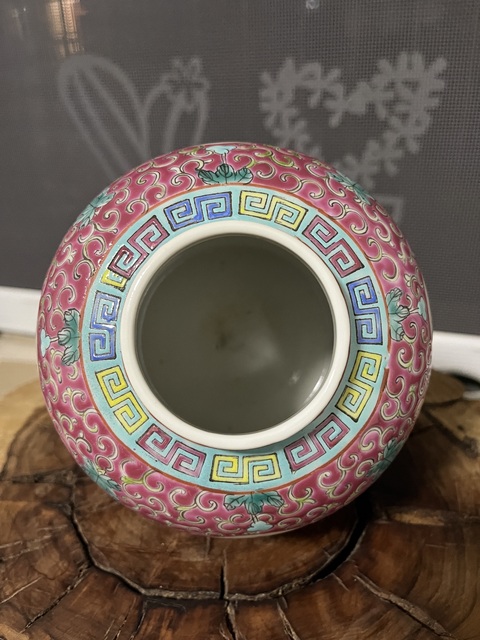古玩陶瓷粉彩開窗花卉紋罐真品鑒賞圖