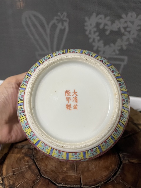 古玩陶瓷粉彩開窗花卉紋罐真品鑒賞圖