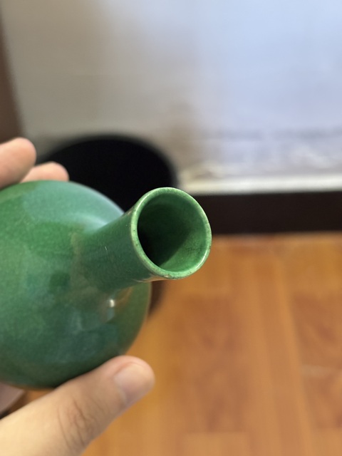 古玩陶瓷魚子綠天球瓶真品鑒賞圖