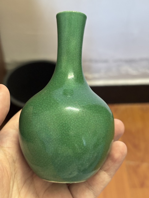 古玩陶瓷魚子綠天球瓶真品鑒賞圖