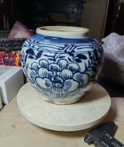 古玩陶瓷花卉紋青花罐真品鑒賞圖