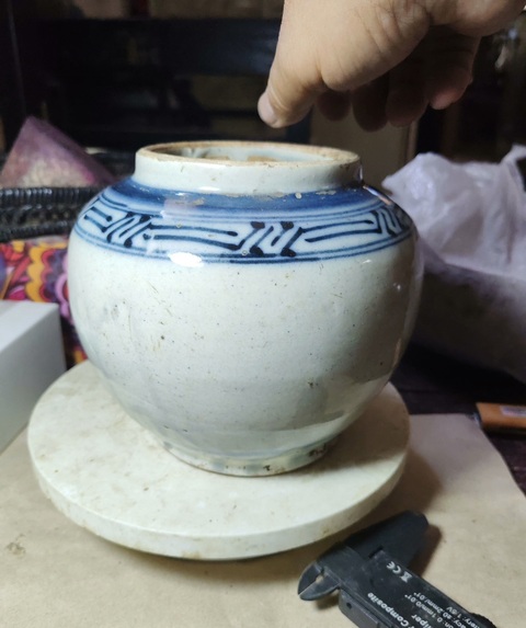 古玩陶瓷花卉紋青花罐真品鑒賞圖