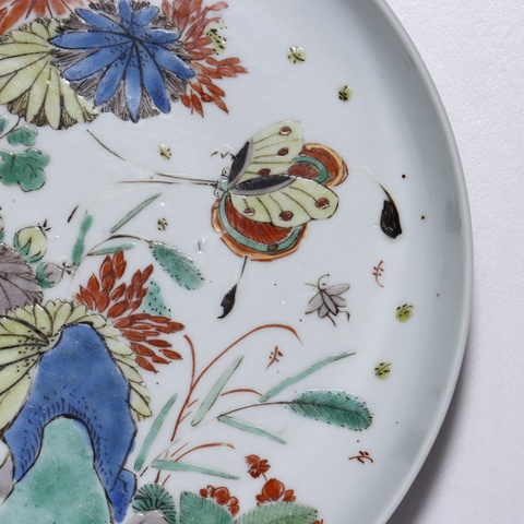 古玩陶瓷五彩花卉蝴蝶紋盤真品鑒賞圖