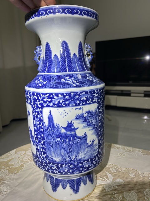 古玩陶瓷青花山水人物獅耳撇口瓶,疑似復(fù)窯真品鑒賞圖