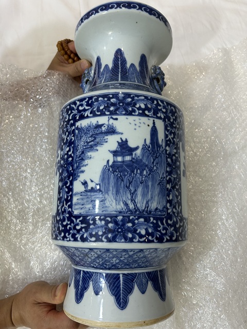 古玩陶瓷青花開窗花鳥山水紋雙耳瓶真品鑒賞圖