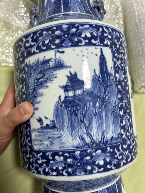 古玩陶瓷青花開窗花鳥山水紋雙耳瓶真品鑒賞圖