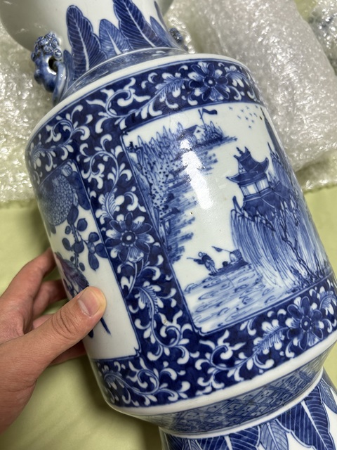 古玩陶瓷青花開窗花鳥山水紋雙耳瓶真品鑒賞圖