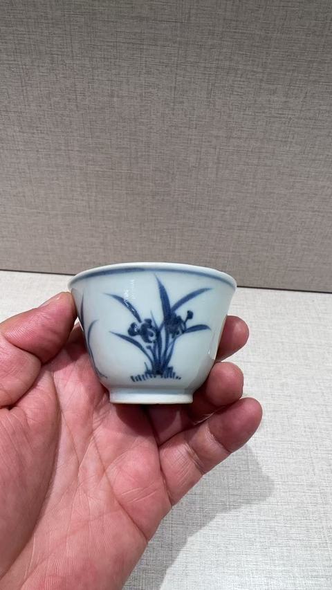 古玩陶瓷青花花卉紋仰鐘杯真品鑒賞圖