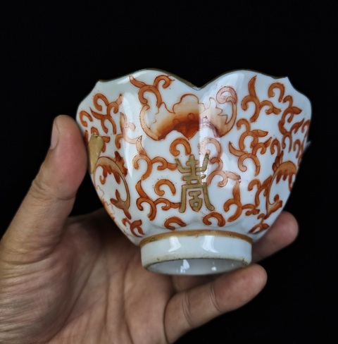 古玩陶瓷福壽紋礬紅花口杯真品鑒賞圖