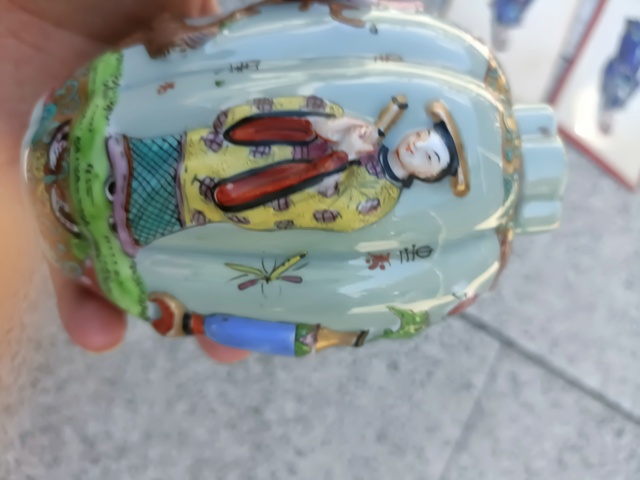 古玩陶瓷人物花鳥蝶紋廣彩罐真品鑒賞圖
