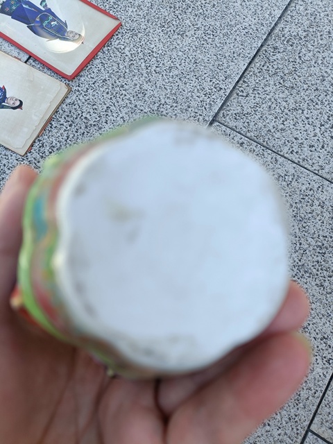 古玩陶瓷人物花鳥蝶紋廣彩罐真品鑒賞圖