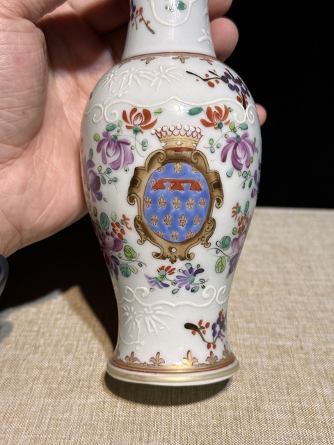 古玩陶瓷廣彩徽章瓷撇口瓶真品鑒賞圖