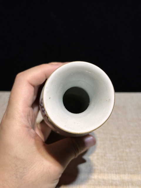 古玩陶瓷廣彩徽章瓷撇口瓶真品鑒賞圖