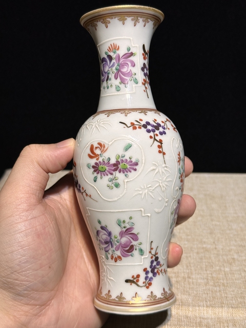 古玩陶瓷廣彩徽章瓷撇口瓶真品鑒賞圖