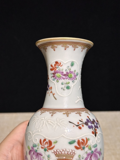 古玩陶瓷廣彩徽章瓷撇口瓶真品鑒賞圖
