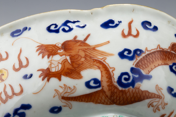 古玩陶瓷晚清·料彩礬紅龍紋供盤拍賣，當前價格3278元