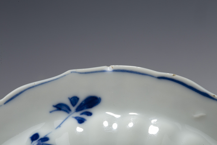 古玩陶瓷清康熙·青花開窗山水花卉紋花口碟真品鑒賞圖