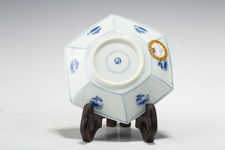 古玩陶瓷清康熙·青花開窗斗雞花卉紋六方碟
拍賣,當前價格0元