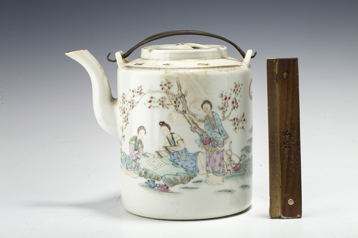 古玩陶瓷民國(guó)·粉彩桃花仕女紋茶壺拍賣，當(dāng)前價(jià)格108元