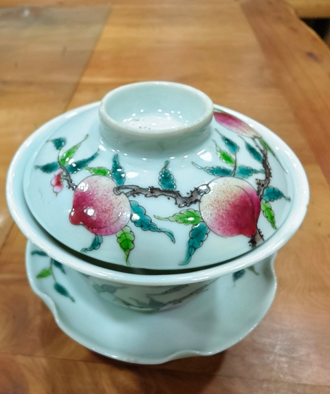 古玩陶瓷桃紋粉彩三才蓋碗真品鑒賞圖