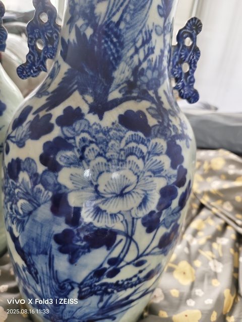古玩陶瓷花鳥(niǎo)紋青花瓶真品鑒賞圖