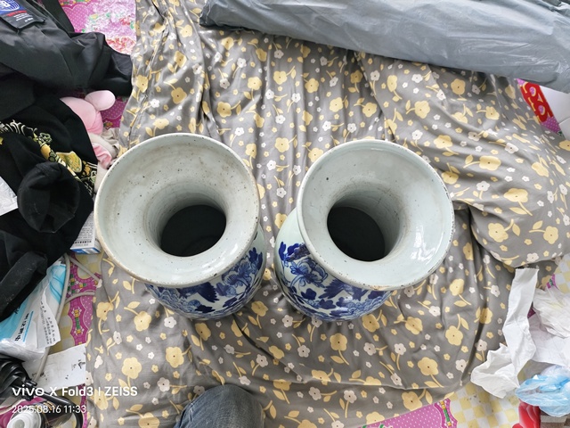 古玩陶瓷花鳥(niǎo)紋青花瓶真品鑒賞圖