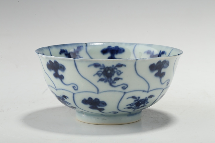 古玩陶瓷雍乾·青花靈芝花卉紋碗真品鑒賞圖