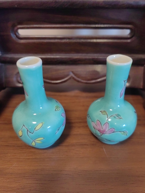 古玩陶瓷松石綠釉粉彩花卉紋天球瓶真品鑒賞圖