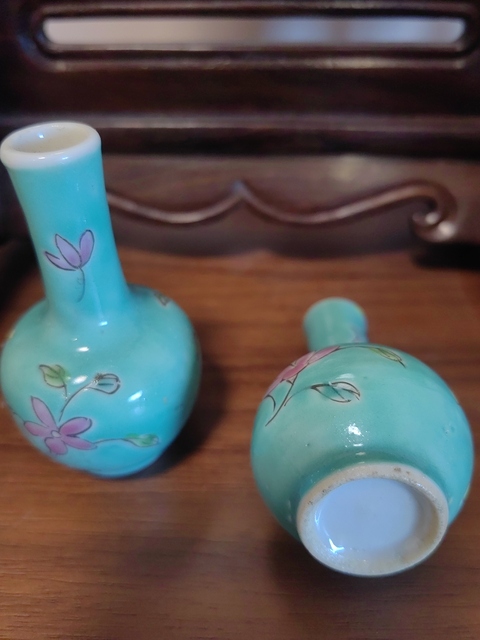 古玩陶瓷松石綠釉粉彩花卉紋天球瓶真品鑒賞圖