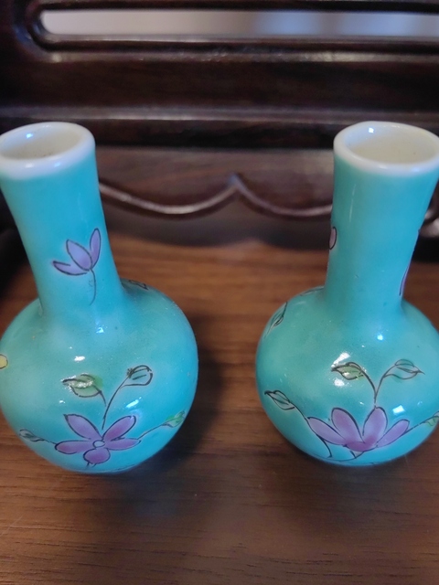 古玩陶瓷松石綠釉粉彩花卉紋天球瓶真品鑒賞圖